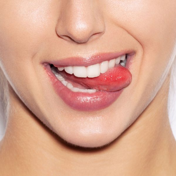 Closeup image of woman's lips wearing Raww - Fruit Fusion Lip Oil in the shad of strawberry spritz